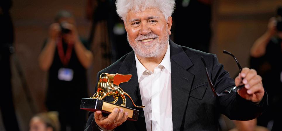 Pedro Almodóvar Caballero ist ein spanischer Filmregisseur, Produzent und Drehbuchautor.