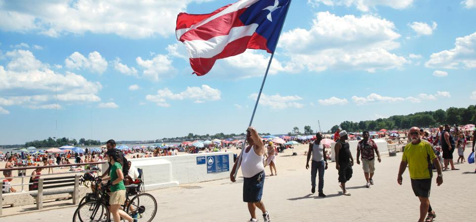 Todos los domingos la comunidad puertorriqueña se reúne en la playa del Bronx, Nueva York.