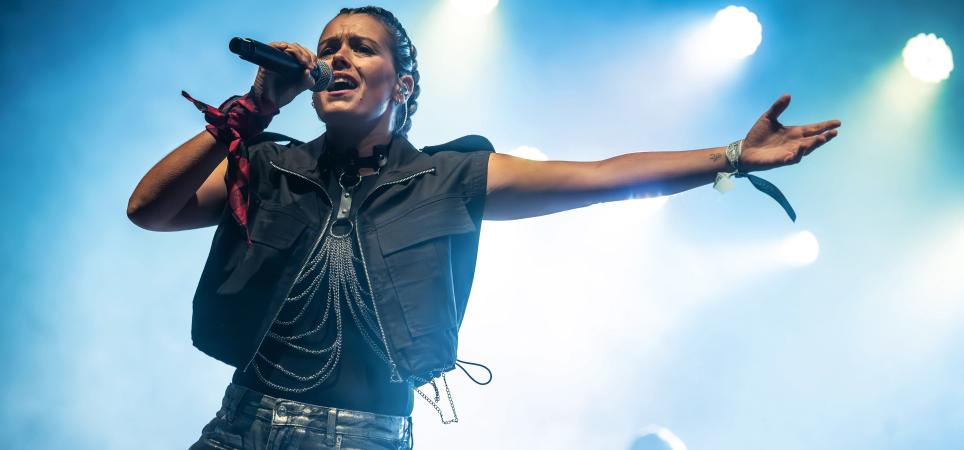 Alamy Isabel Aaiún durante un concierto en Zaragoza